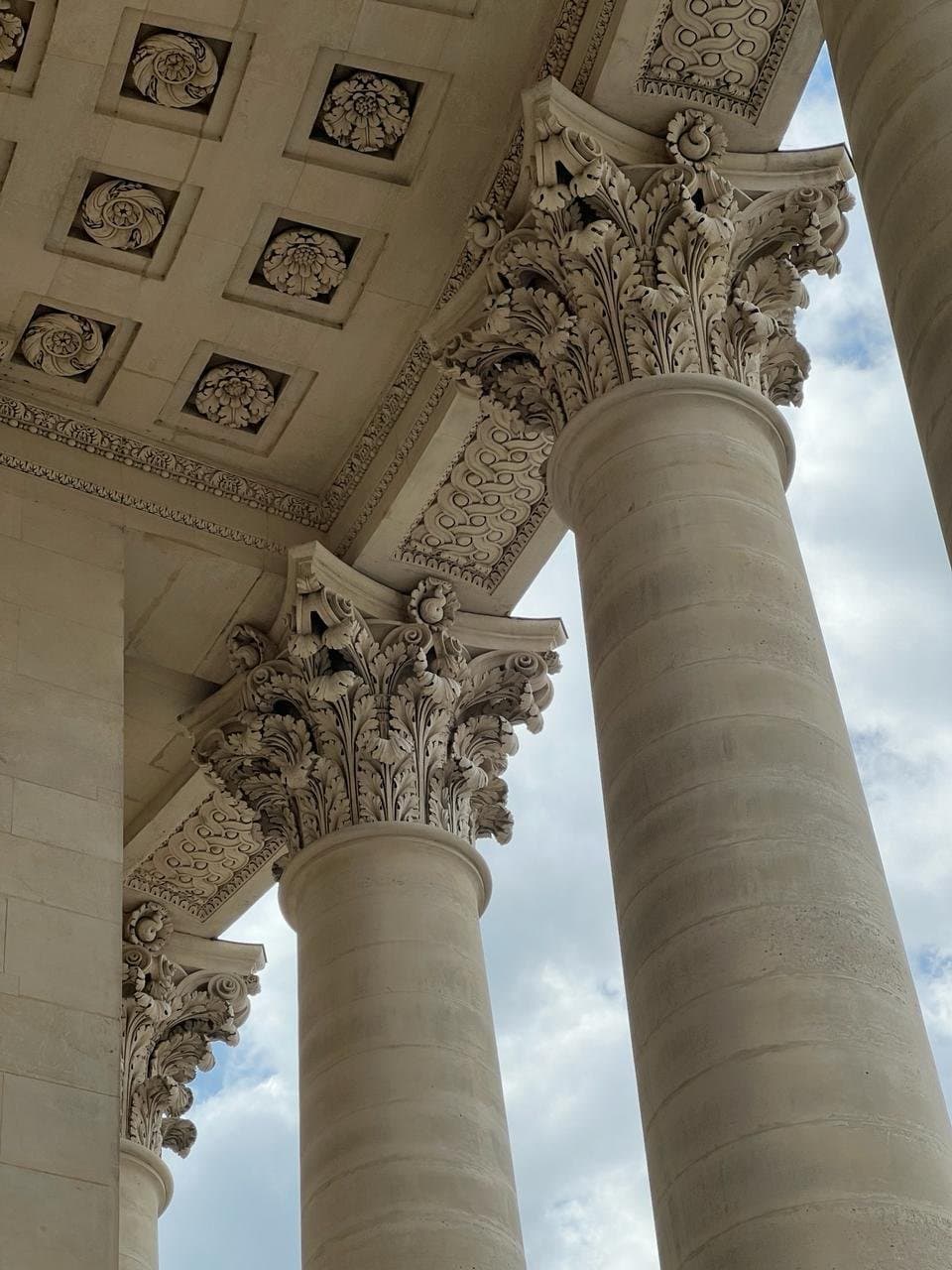 Columnas corintias y techo artesonado de un edificio institucional clásico